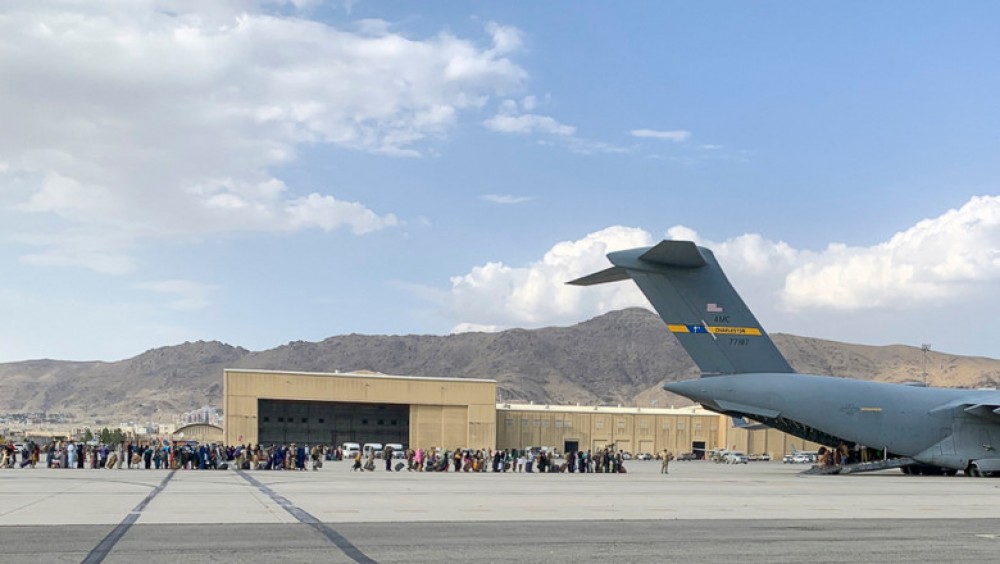 Exodul. Drama familiilor separate în haosul din aeroportul din Kabul: „Mama, tatăl şi copiii au ajuns fiecare în altă ţară”
